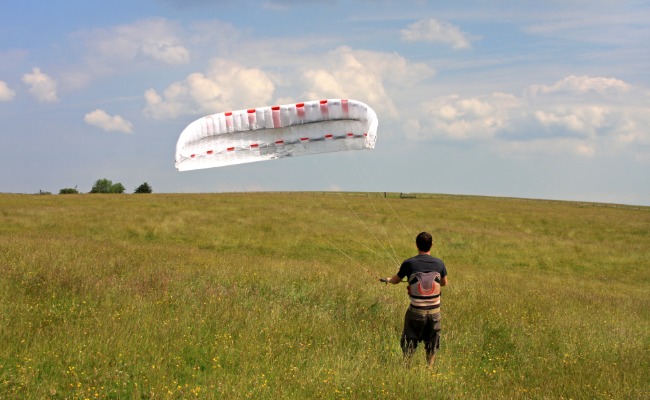 Power kiter in an open field